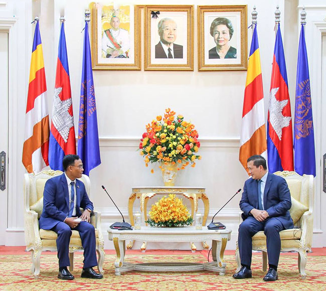ကမ္ဘောဒီးယားနိုင်ငံဆိုင်ရာ မြန်မာသံအမတ်ကြီးက ကမ္ဘောဒီးယားနိုင်ငံ၊ ဝန်ကြီးချုပ် ဆမ်ဒက် မဟာ ပဝရ ဓိပတိ ဟွန်မာနိုက် အား ဂါရဝပြုတွေ့ဆုံ