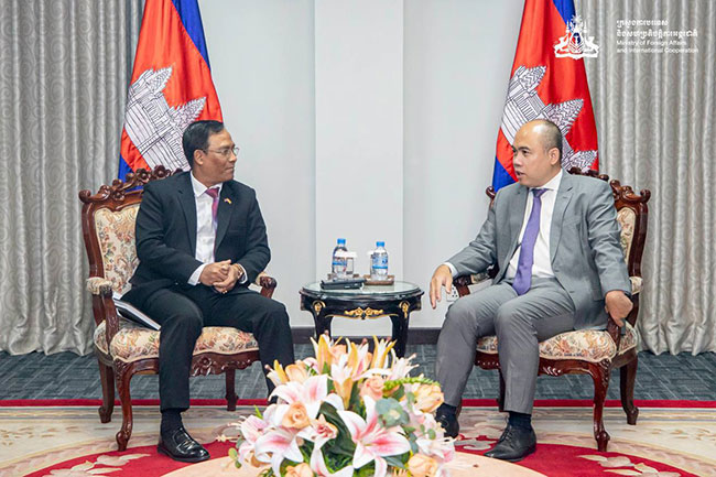 ကမ္ဘောဒီးယားနိုင်ငံဆိုင်ရာ မြန်မာသံအမတ်ကြီးသည် ကမ္ဘောဒီးယားနိုင်ငံ၊ နိုင်ငံခြားရေးနှင့် အပြည်ပြည်ဆိုင်ရာပူးပေါင်းဆောင်ရွက်ရေးဝန်ကြီးဌာန၊ ဒုတိယဝန်ကြီး H.E. Dr. Kung Phoak နှင့် တွေ့ဆုံ (၂၅-၆-၂၀၂၅ ရက်၊ ဖနောင်ပင်)