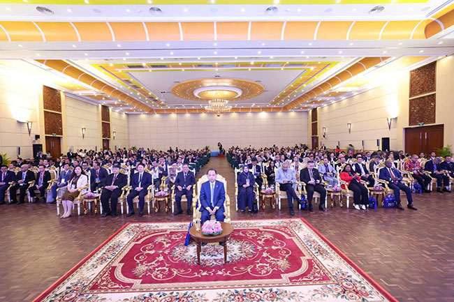 (၂၀) ကြိမ်မြောက် အာရှသတင်းမီဒီယာ ထိပ်သီးဆွေးနွေးပွဲသို့ ကမ္ဘောဒီးယားနိုင်ငံဆိုင်ရာ မြန်မာသံအမတ်ကြီး ပြန်ကြားရေးဝန်ကြီးဌာနမှ ကိုယ်စားလှယ်အဖွဲ့နှင့်အတူ တက်ရောက်    (၂၂-၇-၂၀၂၅ ရက်၊ ဖနောင်ပင်)