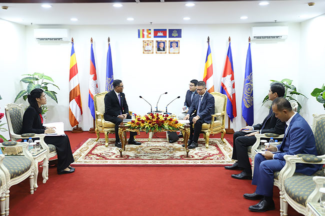 သံအမတ်ကြီး ဦးကျော်စိုးမင်း ကမ္ဘောဒီးယားနိုင်ငံ၊ အွန်လိုင်းငွေကြေးလိမ်လည်မှုတိုက်ဖျက် ရေး ကော်မရှင်အတွင်းရေးမှူးရုံး အကြီးအကဲနှင့် ဝါရင့်ဝန်ကြီး H.E Chhay Sinarith အား သွားရောက်တွေ့ဆုံ (၂၁-၈-၂၀၂၅ ရက်၊ဖနောင်ပင်)