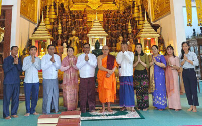 သံအမတ်ကြီးက မြန်မာ-ရိုမန် အက္ခရာနှစ်မျိုးဖြင့် ပြုစုထားသော ဆဋ္ဌသင်္ဂါယနာမူ ပိဋကသုံးပုံ ပါဠိတော် ကျမ်းစာအုပ်များအား ကမ္ဘောဒီးယားနိုင်ငံ၊ ဖနောင်ပင်မြိုရှိ Wat Langka ကျောင်း တိုက် ဆရာတော်ထံလှူဒါန်း (၂၅-၈-၂၀၂၅ ရက်၊ ဖနောင်ပင်)