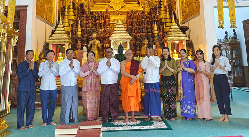 သံအမတ်ကြီးက မြန်မာ-ရိုမန် အက္ခရာနှစ်မျိုးဖြင့် ပြုစုထားသော ဆဋ္ဌသင်္ဂါယနာမူ ပိဋကသုံးပုံ ပါဠိတော် ကျမ်းစာအုပ်များအား ကမ္ဘောဒီးယားနိုင်ငံ၊ ဖနောင်ပင်မြိုရှိ Wat Langka ကျောင်း တိုက် ဆရာတော်ထံလှူဒါန်း (၂၅-၈-၂၀၂၅ ရက်၊ ဖနောင်ပင်)